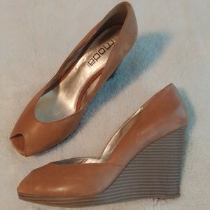 Moda Leather Peep-toe Wedges
